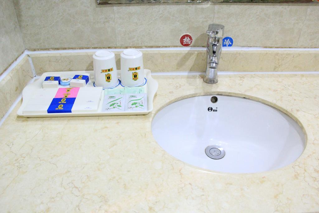 Super 8 Hotel Chengdu Airport Branch Eksteriør bilde